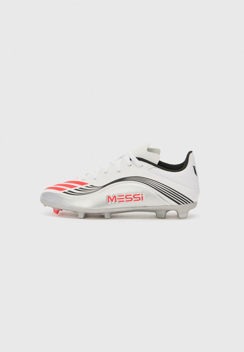 Crampons de football blancs avec des accents rouges, dotés d'un design épuré, en matériau synthétique, et d'une semelle texturée pour une adhérence optimale. Logo "MESSi" visible.