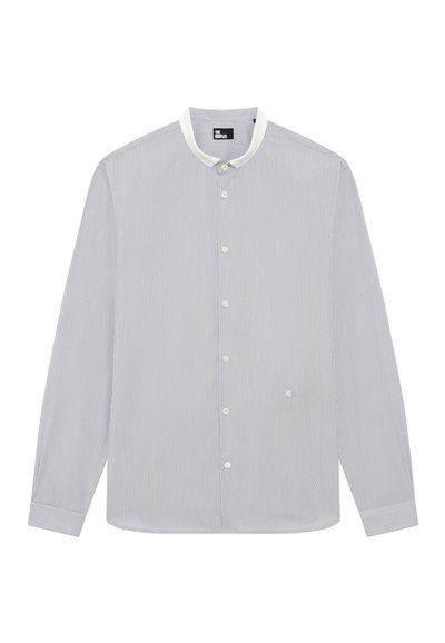 Pasiasta koszula z guzikami w jasnoniebieskim i białym kolorze, z kołnierzem typu spread, długimi rękawami, subtelnym logo oraz standardowym krojem.