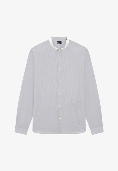 Camisa de botones a rayas en azul claro y blanco, con cuello extendido, mangas largas, detalle sutil del logo y ajuste estándar.