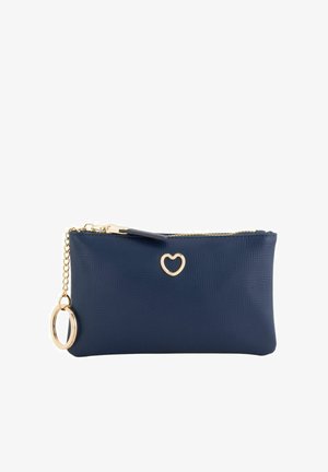 Bolso de mano texturizado azul marino con emblema de corazón dorado, cremallera dorada y cadena dorada con anilla redonda para llaves.