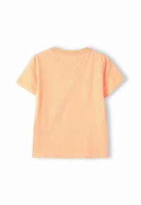 Tričko s krátkým rukávem a kulatým výstřihem z světle oranžové bavlny. Hladká textura s jednoduchým designem bez viditelných ozdob nebo vzorů.
