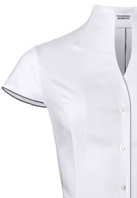 Wit shirt met korte mouwen en een diepe V-hals, met een gladde textuur, vijf knopen en contrasterende donkere afwerking op de mouwen.