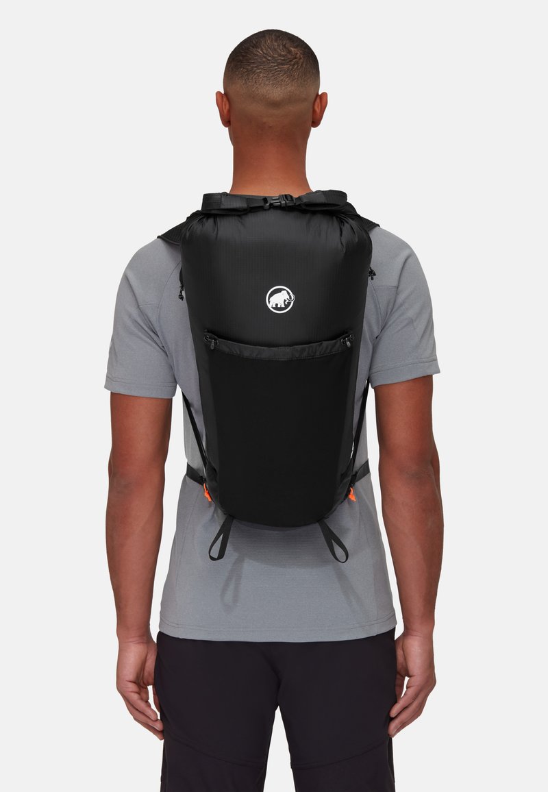 Mochila negra con un diseño aerodinámico, fabricada en un material ligero. Cuenta con un logo, correas ajustables y bolsillos con cremallera.