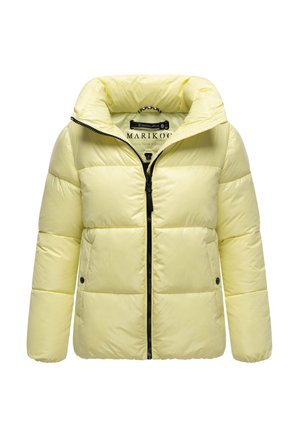 Giacca gialla imbottita con cappuccio, zip frontale e due tasche laterali. Presenta una trapuntatura orizzontale e dettagli in hardware nero.