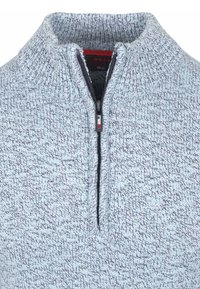 Lichtgrijze gebreide trui met een geribbelde hoge kraag en een half-rits sluiting aan de voorkant.