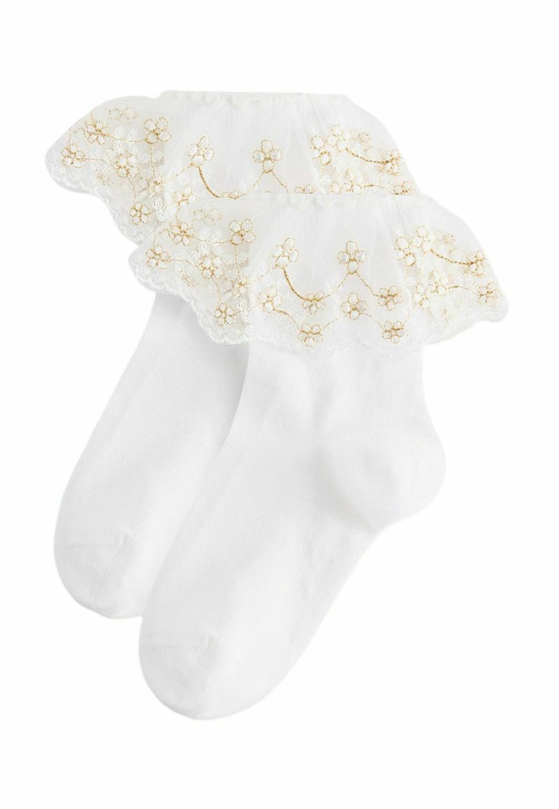 Chaussettes blanches avec un bord en dentelle froncée, ornées d'un motif floral brodé en or. Texture lisse, design de longueur cheville.