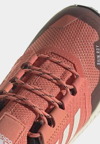 adidas Terrex TERREX TRAILMAKER RAIN.RDY HIKING - Zapatillas de senderismo - white coral gold coloured