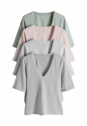 Fire kortærmede dametoppe med bølgede kanter i stribet hvid, ensfarvet grå, pastelfarvet pink og dæmpet grøn.