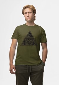 Olivově zelené bavlněné tričko s čern�ým grafickým potiskem trojúhelníků se symboly a postavami z populární videohry.