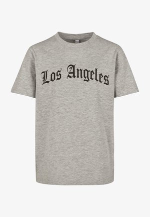 Szary T-shirt z krótkim rękawem, wykonany z miękkiego materiału, z napisem "Los Angeles" nadrukowanym czcionką gotycką w pogrubionej czerni na przodzie.