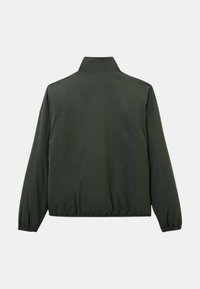 Veste bomber légère de couleur vert foncé avec un col montant et des poignets élastiques. Texture lisse et coupe légèrement ample à la taille.