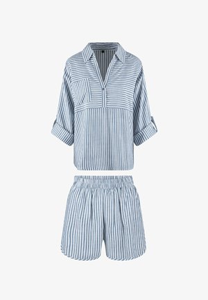 Set di pigiama a righe blu e bianche composto da una camicia con colletto e bottoni, dotata di tasca, e pantaloni corti abbinati con elastico in vita.