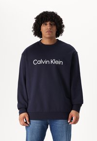 Calvin Klein HERO LOGO COMFORT - Mikina - night sky