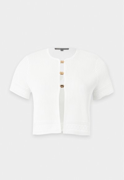 Cardigan blanc à manches courtes en maille côtelée avec trois boutons-pression dorés et motifs tricotés décoratifs sur les manches et l’ourlet.