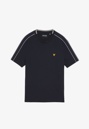 Donkerblauwe katoenen t-shirt met een ronde hals, contrasterende grijze en zwarte schouderstrepen, en een klein geel arendlogo op de borst.