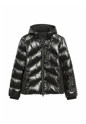 Czarna puchowa kurtka o błyszczącej, pikowanej fakturze, z zamkiem z przodu i kapturem. Posiada skośne przeszycia i dwie boczne kieszenie na zamek.