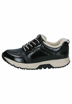 Baskets noires brillantes avec des lacets blancs, une semelle beige et une doublure molletonnée blanche douce, présentées de profil sur un fond blanc.