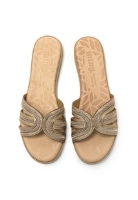 Sandalias planas con una plantilla de cuero beige, adornadas con tiras metálicas trenzadas en un diseño de olas, que cuentan con una suela texturizada.