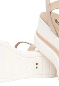 Sandalo con zeppa beige caratterizzato da una suola bianca testurizzata, fasce sottili e un logo impresso con un accento della bandiera italiana colorata.