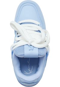 Blå sneakers med teksturert lærmateriale, hvite snører og en mesh tunge. Merkbare detaljer inkluderer en logo på hæltabben.