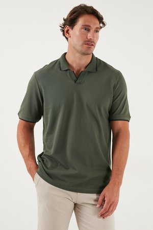 Dunkelgrünes Poloshirt mit kurzen Ärmeln, V-Ausschnitt und kontrastierendem schwarzen Besatz. Hergestellt aus glattem Stoff mit lässiger Passform.