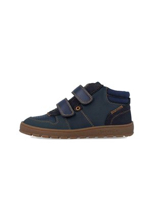 Zapatillas altas de color azul marino con dos correas de velcro, parte superior texturizada, costuras amarillas contrastantes y suela de goma. Logo de la marca visible en el costado.