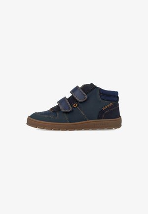 Zapatillas altas de color azul marino con dos correas de velcro, parte superior texturizada, costuras amarillas contrastantes y suela de goma. Logo de la marca visible en el costado.
