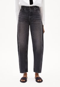 Jeans in denim neri a vita alta con una vestibilità dritta, dotati di tasche frontali, passanti per cintura e una leggera scoloritura. Texture morbida con hardware minimo.