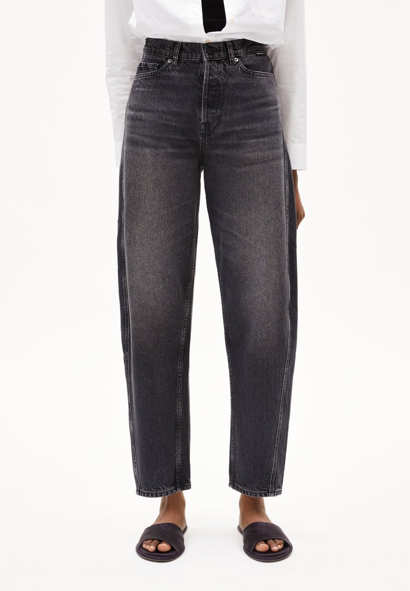 Jeans in denim neri a vita alta con una vestibilità dritta, dotati di tasche frontali, passanti per cintura e una leggera scoloritura. Texture morbida con hardware minimo.