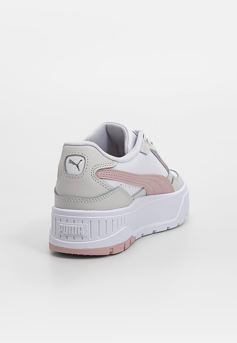 Scarpe sportive con una tomaia in pelle grigia e bianca, dettagli rosa e una spessa suola bianca. Presentano un logo prominente sul tallone e sui lati.