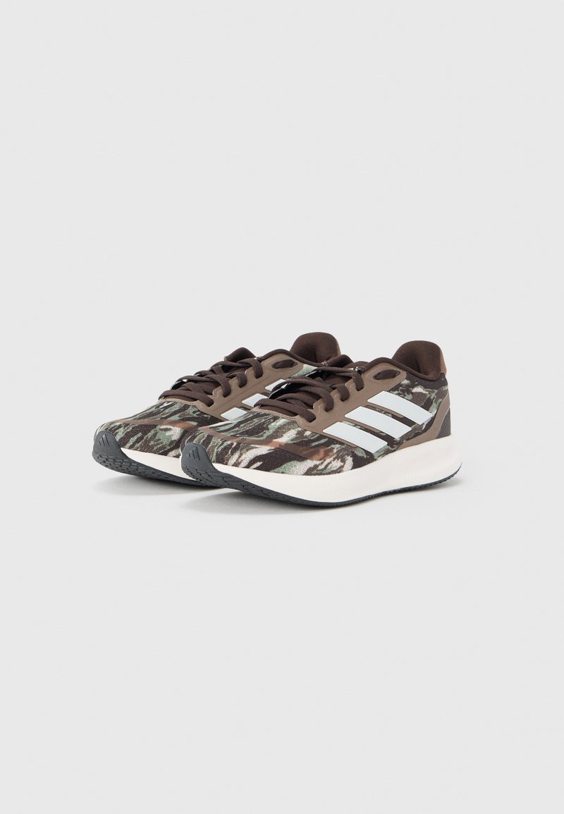 Zapatillas deportivas con patrón camuflaje marrón y verde, con rayas azul claro, tela texturizada y suela blanca. Punta redonda y diseño con cordones.