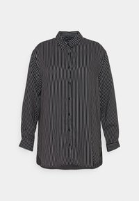 Chemise noire manches longues à boutons, avec fines rayures verticales blanches et col classique, présentée sur fond blanc.