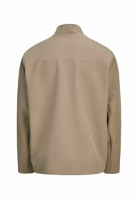 Bežna jakna z visokim ovratnikom, dolgimi rokavi in gladko teksturo. Ima čist dizajn brez vidnih kovinskih delov ali vzorcev.