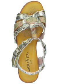 Sandale en cuir argent rayé avec semelle intérieure à motif floral, deux sangles ajustables et accents métalliques décoratifs. Semelle extérieure en caoutchouc marron.