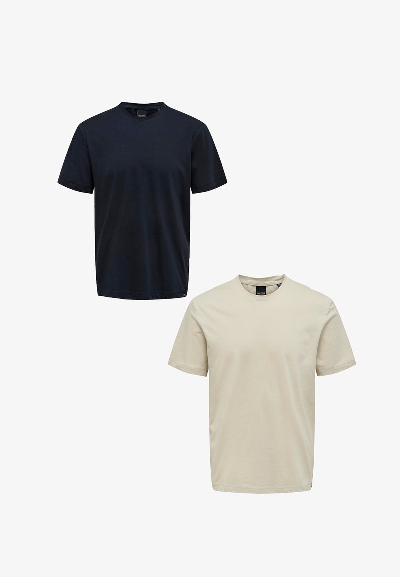 Zwei kurzärmlige T-Shirts, eines in Marineblau und eines in Beige, beide aus Baumwolle mit einem klassischen Rundhalsausschnitt und glatter Textur.