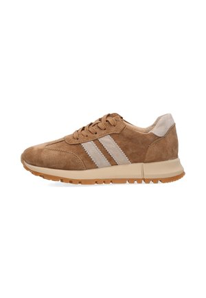 Brun ruskindesnøresneaker med beige accenter og gummisål, vist fra siden på en hvid baggrund.