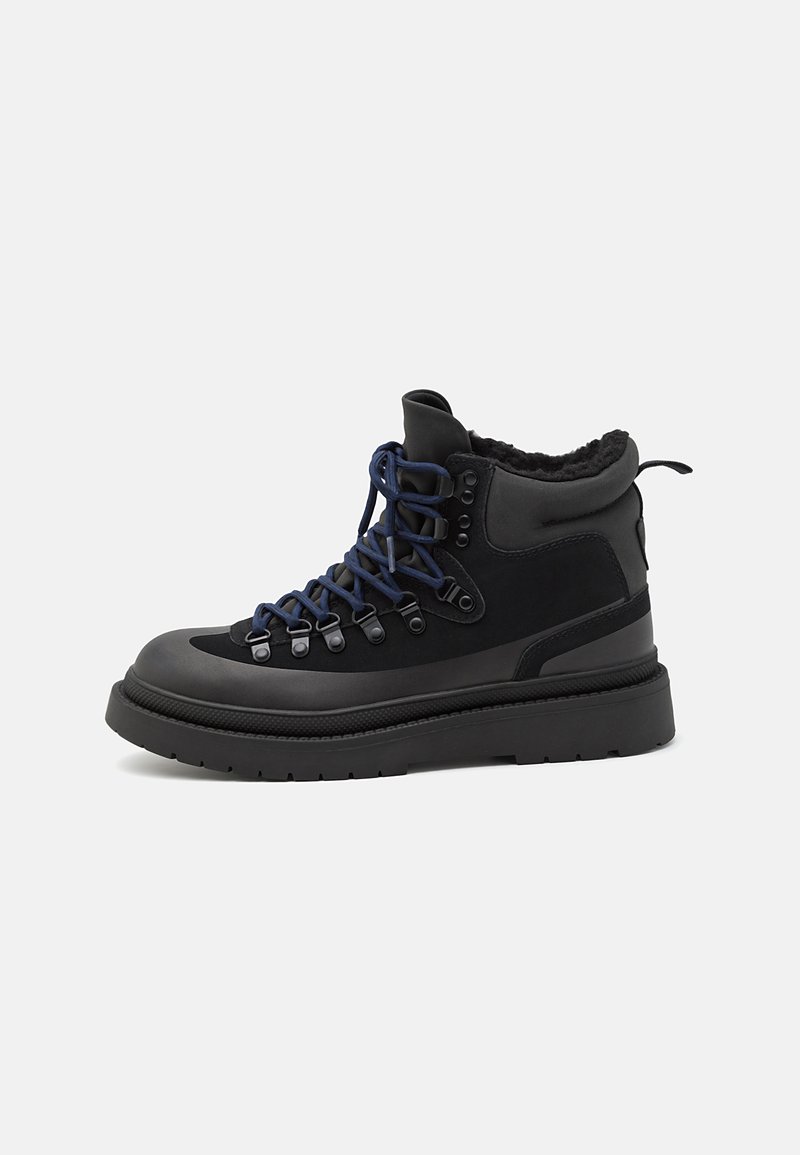 Bottes de randonnée noires avec des lacets bleus et des œillets en métal. Elles présentent un upper en cuir texturé, un col rembourré et une semelle en caoutchouc épaisse pour l'adhérence.