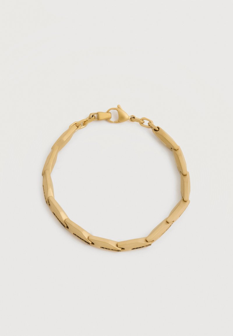 Aranyszínű karkötő hosszúkás, polírozott láncszemekkel és homárkapoccsal, egyszerű fehér háttéren.