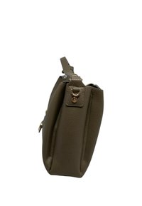 Borsa a tracolla in pelle marrone vista di lato, con una finitura testurizzata, dettagli in hardware dorato e una forma rettangolare compatta.