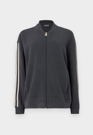 Sweatshirt cinzento escuro com fecho de correr e gola alta, com riscas laterais brancas e punhos canelados. Confeccionado em tecido macio sem padrões visíveis.
