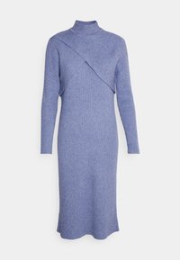 Vestido de manga larga acanalado en azul claro con un cuello alto; cuenta con un diseño de solapa asimétrica y un dobladillo acampanado.