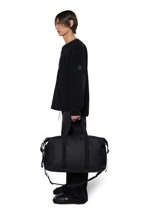 Borsone nero in materiale resistente, di grande dimensione, con manici doppi, tracolla staccabile e un brand discreto sul lato.