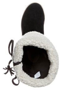 Botte en daim noir avec une doublure en polaire blanche duveteuse et des lacets marron. L'intérieur présente une finition en tissu noir.