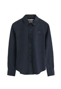 Camicia a maniche lunghe blu navy in cotone, con colletto, chiusura frontale con bottoni e una piccola toppa con logo vicino al petto. Texture liscia.