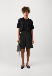 Vero Moda Tall VMBECCA BERMUDA - Short - black
