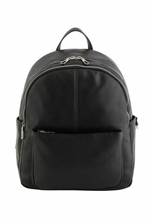 Czarny plecak z teksturowanej skóry z przednią kieszenią na zamek, bocznymi kieszeniami, podwójnym górnym zamkiem błyskawicznym oraz uchwytem do przenoszenia na białym tle.