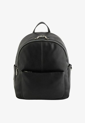 Sac à dos en cuir texturé noir avec poche avant zippée, poches latérales, double fermeture éclair sur le dessus et une poignée de transport sur fond blanc.