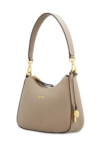 Beige leren handtas met een afgeronde vorm, gouden hardware, een afneembare schouderriem en een ritssluiting met een accenthanger.