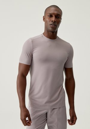 Short-sleevet, tætsiddende atletisk skjorte i lys mauve med et tekstureret, ribbet design og rund hals. Velegnet til aktivt brug.