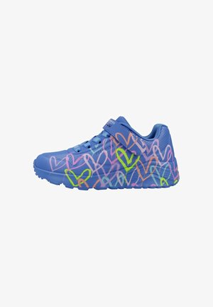 Basket enfant bleu avec des motifs de cœurs colorés superposés et une fermeture à scratch sur fond blanc.
